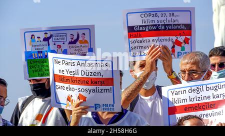 Izmir, Türkei. November 2021. Umweltschützer und Aktivisten haben sich am 6. Oktober zu einer globalen Demonstration versammelt, um gegen die COP26-Glasgow in Izmir, Türkei, zu protestieren. Am selben Tag wurde in der ganzen Welt an verschiedenen Orten und Städten der 'Cop26-Klimagipfel' protestiert. Kredit: İdil Toffolo/Alamy Live Nachrichten Stockfoto