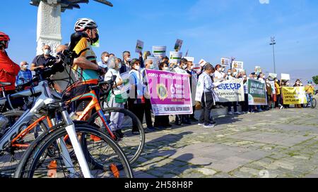 Izmir, Türkei. November 2021. Umweltschützer und Aktivisten haben sich am 6. Oktober zu einer globalen Demonstration versammelt, um gegen die COP26-Glasgow in Izmir, Türkei, zu protestieren. Am selben Tag wurde in der ganzen Welt an verschiedenen Orten und Städten der 'Cop26-Klimagipfel' protestiert. Kredit: İdil Toffolo/Alamy Live Nachrichten Stockfoto