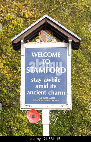 Schild „Welcome to Stamford“, London Road, Stamford, Lincolnshire, England, Vereinigtes Königreich Stockfoto