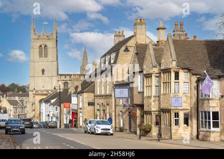 St Martin's Church und The Bull & Swan Inn, High Street, St Martin's, Stamford, Lincolnshire, England, Vereinigtes Königreich Stockfoto