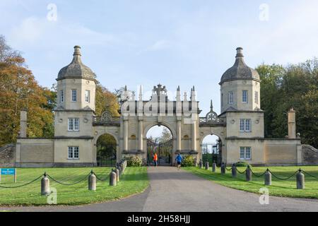 Eingangstor zum 16. Jahrhundert Burghley House, Stamford, Lincolnshire, England, Vereinigtes Königreich Stockfoto