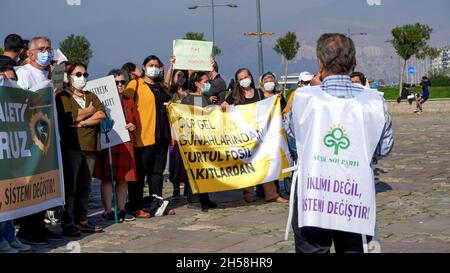 Izmir, Türkei. November 2021. Umweltschützer und Aktivisten haben sich am 6. Oktober zu einer globalen Demonstration versammelt, um gegen die COP26-Glasgow in Izmir, Türkei, zu protestieren. Am selben Tag wurde in der ganzen Welt an verschiedenen Orten und Städten der 'Cop26-Klimagipfel' protestiert. Kredit: İdil Toffolo/Alamy Live Nachrichten Stockfoto