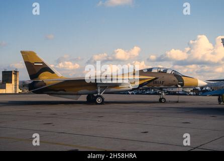 F-14 mit iranischen Markierungen auf der statischen Linie der Top Gun bei NAS Miramar, San Diego, Kalifornien. Dies war die F-14 von 80th, die in den Iran geschickt werden sollte. Stockfoto