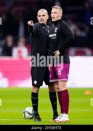 AMSTERDAM, NIEDERLANDE - 7. NOVEMBER: Assistenzschiedsrichter Sander van Roekel und Joris Kramer von Schieß los. Eagles während des niederländischen Eredivisie-Spiels zwischen Ajax und Schieß los. Eagles in der Johan Cruijff Arena am 7. November 2021 in Amsterdam, Niederlande (Foto: Geert van Erven/Orange Picles) Stockfoto