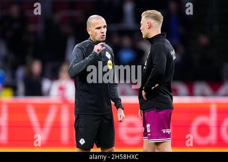 AMSTERDAM, NIEDERLANDE - 7. NOVEMBER: Assistenzschiedsrichter Sander van Roekel und Joris Kramer von Schieß los. Eagles während des niederländischen Eredivisie-Spiels zwischen Ajax und Schieß los. Eagles in der Johan Cruijff Arena am 7. November 2021 in Amsterdam, Niederlande (Foto: Geert van Erven/Orange Picles) Stockfoto