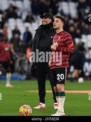 London, Großbritannien. November 2021. Jurgen Klopp (Liverpool-Manager) beobachtet das Aufwärmen während des Spiels der West Ham gegen die Liverpool Premier League im London Stadium Stratford. Quelle: MARTIN DALTON/Alamy Live News Stockfoto