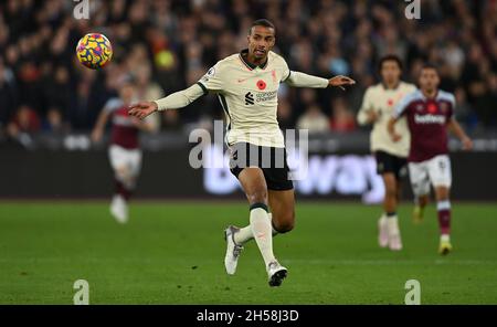 London, Großbritannien. November 2021. Joel Matip (Liverpool) beim Spiel West Ham gegen Liverpool Premier League im London Stadium Stratford. Quelle: MARTIN DALTON/Alamy Live News Stockfoto