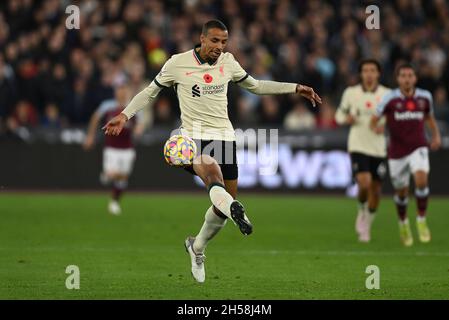 London, Großbritannien. November 2021. Joel Matip (Liverpool) beim Spiel West Ham gegen Liverpool Premier League im London Stadium Stratford. Quelle: MARTIN DALTON/Alamy Live News Stockfoto