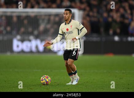 London, Großbritannien. November 2021. Thiago Alcantara (Liverpool) beim Spiel West Ham gegen Liverpool Premier League im London Stadium Stratford. Quelle: MARTIN DALTON/Alamy Live News Stockfoto