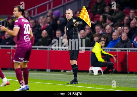 AMSTERDAM, NIEDERLANDE - 7. NOVEMBER: Schiedsrichter-Assistent Sander van Roekel während des niederländischen Eredivisie-Spiels zwischen Ajax und Schieß los. Eagles in der Johan Cruijff Arena am 7. November 2021 in Amsterdam, Niederlande (Foto: Geert van Erven/Orange Picles) Stockfoto