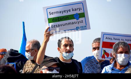 Izmir, Türkei. November 2021. Umweltschützer und Aktivisten haben sich am 6. Oktober zu einer globalen Demonstration versammelt, um gegen die COP26-Glasgow in Izmir, Türkei, zu protestieren. Am selben Tag wurde in der ganzen Welt an verschiedenen Orten und Städten der 'Cop26-Klimagipfel' protestiert. Kredit: İdil Toffolo/Alamy Live Nachrichten Stockfoto