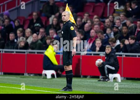 AMSTERDAM, NIEDERLANDE - 7. NOVEMBER: Schiedsrichter-Assistent Sander van Roekel während des niederländischen Eredivisie-Spiels zwischen Ajax und Schieß los. Eagles in der Johan Cruijff Arena am 7. November 2021 in Amsterdam, Niederlande (Foto: Geert van Erven/Orange Picles) Stockfoto