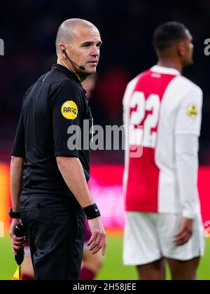 AMSTERDAM, NIEDERLANDE - 7. NOVEMBER: Schiedsrichter-Assistent Sander van Roekel während des niederländischen Eredivisie-Spiels zwischen Ajax und Schieß los. Eagles in der Johan Cruijff Arena am 7. November 2021 in Amsterdam, Niederlande (Foto: Geert van Erven/Orange Picles) Stockfoto