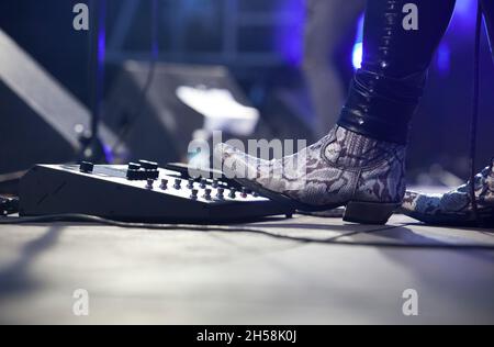 Rockgitarrist, der mit Pedalboard spielt. Hardrock-Musiker treten auf. Stockfoto