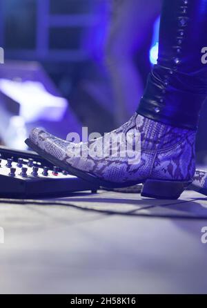 Rockgitarrist, der mit Pedalboard spielt. Hardrock-Musiker treten auf. Stockfoto