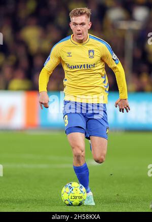 Broendby, Dänemark. November 2021. Mathias Greve (8) aus Broendby, GESEHEN WÄHREND des 3F Superliga-Spiels zwischen Broendby IF und Odense Boldklub im Broendby Stadion in Broendby. (Foto: Gonzales Photo/Alamy Live News Stockfoto