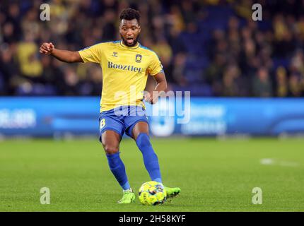 Broendby, Dänemark. November 2021. Kevin Tshiembe (18) von Broendby, DER WÄHREND des 3F-Superliga-Spiels zwischen Broendby IF und Odense Boldklub im Broendby-Stadion in Broendby gesehen wurde. (Foto: Gonzales Photo/Alamy Live News Stockfoto