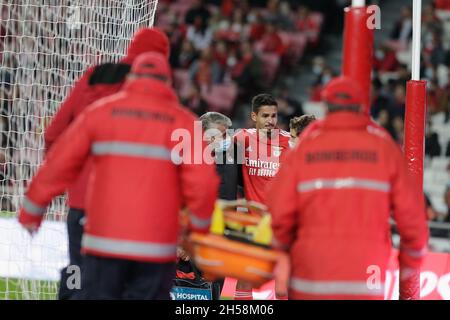 Lissabon, Portugal. November 2021. Lucas Veríssimo Verteidiger von SL Benfica wurde beim Liga Portugal Bwin-Spiel zwischen SL Benfica und SC Braga am 07. November 2021 in Lissabon, Portugal, verletzt. Valter Gouveia/SPP Credit: SPP Sport Press Photo. /Alamy Live News Stockfoto