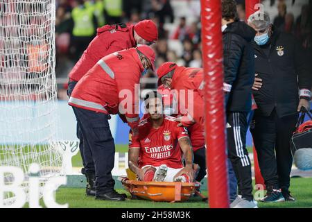 Lissabon, Portugal. November 2021. Lucas Veríssimo Verteidiger von SL Benfica wurde beim Liga Portugal Bwin-Spiel zwischen SL Benfica und SC Braga am 07. November 2021 in Lissabon, Portugal, verletzt. Valter Gouveia/SPP Credit: SPP Sport Press Photo. /Alamy Live News Stockfoto