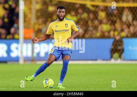 Broendby, Dänemark. November 2021. Kevin Tshiembe (18) von Broendby, DER WÄHREND des 3F-Superliga-Spiels zwischen Broendby IF und Odense Boldklub im Broendby-Stadion in Broendby gesehen wurde. (Foto: Gonzales Photo/Alamy Live News Stockfoto