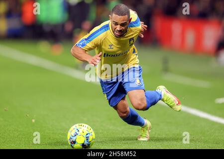 Broendby, Dänemark. November 2021. Kevin Mensah (14) von Broendby, WENN er während des 3F Superliga-Spiels zwischen Broendby IF und Odense Boldklub im Broendby Stadion in Broendby gesehen wurde. (Foto: Gonzales Photo/Alamy Live News Stockfoto