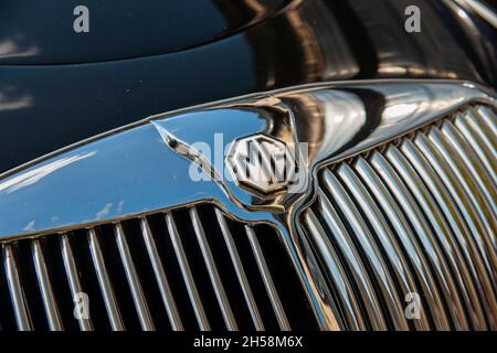Nahaufnahme des Chromgrills und emaillierten MG-Emblems eines 1950er MGA Roadsters Stockfoto