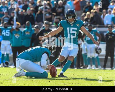 Jacksonville, FL, USA. November 2021. Jacksonville Jaguars Place Kicker Matthew Wright (15) schießt beim NFL-Fußballspiel in der 2. Hälfte zwischen den Buffalo Bills und den Jacksonville Jaguars das Spielfeldtor. Jaguars besiegte die Bills 9-6 auf dem TIAA Bank Field in Jacksonville, FL. Romeo T Guzman/CSM/Alamy Live News Stockfoto