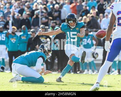 Jacksonville, FL, USA. November 2021. Jacksonville Jaguars Place Kicker Matthew Wright (15) schießt beim NFL-Fußballspiel in der 2. Hälfte zwischen den Buffalo Bills und den Jacksonville Jaguars das Spielfeldtor. Jaguars besiegte die Bills 9-6 auf dem TIAA Bank Field in Jacksonville, FL. Romeo T Guzman/CSM/Alamy Live News Stockfoto