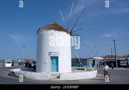 Paros Insel - Griechenland - Mai 13 2010 : traditionelle griechische Insel Windmühle am Fährhafen auf dieser charmanten Insel Landschaft Seitenansicht Blauer Himmel und Stockfoto