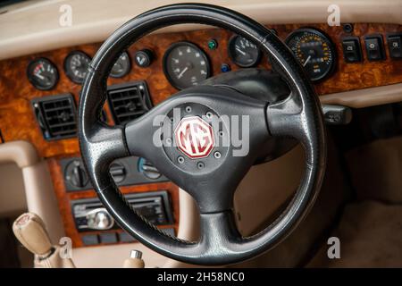 Lenkrad und Armaturenbrett des MG RV8 Stockfoto