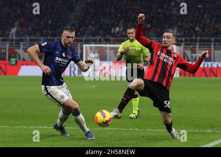 Mailand, Italien, 7. November 2021. Alexis Saelemaekers vom AC Mailand streckt sich um den Ball, während Milan Skriniar vom FC Internazionale während des Serie-A-Spiels bei Giuseppe Meazza, Mailand, anschaut. Bildnachweis sollte lauten: Jonathan Moscrop / Sportimage Stockfoto