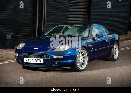 Aston Martin DB7 parkte in einer industriellen Seitenstraße Stockfoto