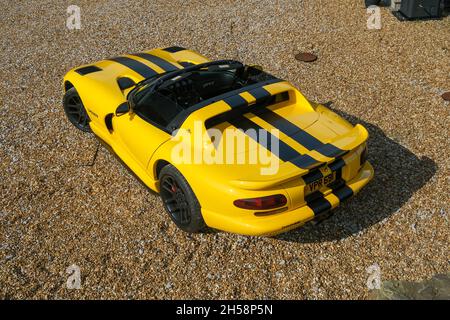 Yellow Dodge Viper SRT 10 auf einem Schotterplatz vor einem Haus und einer Garage geparkt Stockfoto