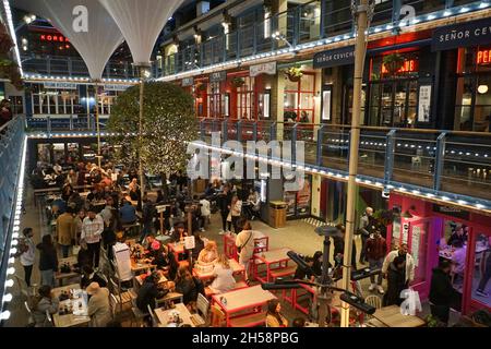 London, Großbritannien, 7. November 2021: Im Königly Court, direkt an der Londoner Carnaby Street im Herzen des West End, können Shopper und Touristen bei Sonnenuntergang auf Essen gehen. Trotz des herbstlichen kalten Wetters bevorzugen viele Menschen immer noch das Essen im Freien, da die gute Belüftung das Risiko einer Übertragung des Coronavirus reduzierte. Anna Watson/Alamy Live News Stockfoto