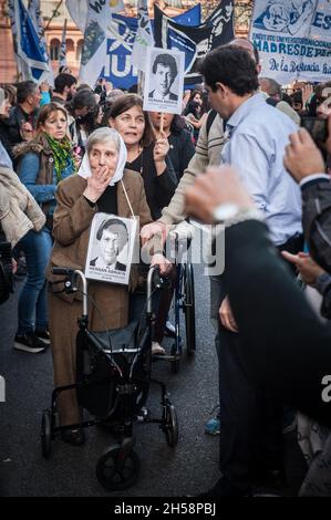 BUENOS AIRES, ARGENTINIEN - 12. Aug 2016: Eine vertikale Aufnahme der Menge auf der Plaza de Mayo, Buenos Aires, die Antworten auf verlorene Verwandte forderte Stockfoto