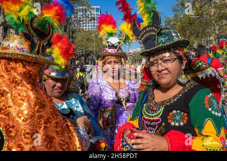 Weibliche Mitglieder einer bolivianischen Tanzgruppe in bunten traditionellen Kostümen. Foto aufgenommen in Barcelona (Spanien) am Nationalfeiertag Spaniens. Stockfoto