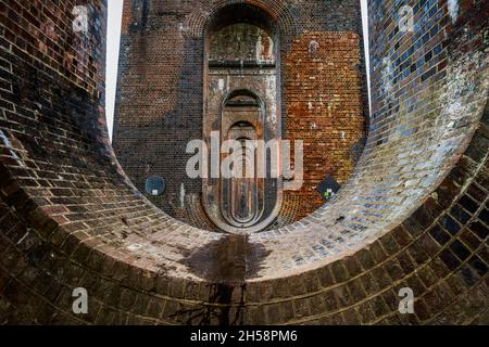 Viadukt im Ouse Valley oder Balcombe Viadukt, eine Eisenbahnbrücke in West Sussex, England Stockfoto