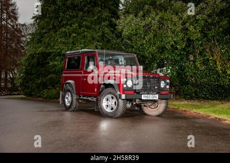 Das späte Modell Land Rover Defender 90 parkte an einem nassen Tag auf einem Parkplatz in ländlicher Umgebung Stockfoto