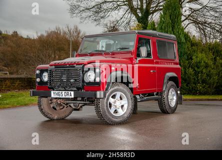 Das späte Modell Land Rover Defender 90 parkte an einem nassen Tag auf einem Parkplatz in ländlicher Umgebung Stockfoto