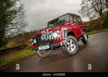 Das späte Modell Land Rover Defender 90 parkte an einem nassen Tag auf einem Parkplatz in ländlicher Umgebung Stockfoto