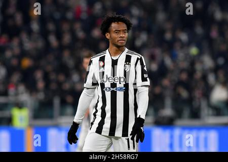 Juan Cuadrado von Juventus FC in Aktion beim Spiel der Serie A 2020/21 zwischen Juventus FC und ACF Fiorentina am 06. November 2021 im Allianz Stadium Stockfoto