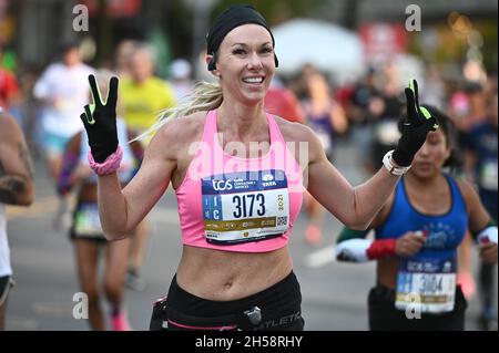 New York, USA. November 2021. Runner Colleen Evens nimmt am 07. November 2021 am 2021. TCS New York City Marathon in New York, NY, Teil. (Foto von Anthony Behar/Sipa USA) Quelle: SIPA USA/Alamy Live News Stockfoto