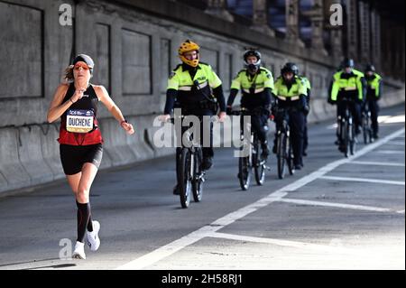 New York, USA. November 2021. Die Kanadische Läuferin Krista Duchene läuft am 07. November 2021 in New York, NY, während des 2021. TCS New York City Marathon auf der 59. Street Bridge. (Foto von Anthony Behar/Sipa USA) Quelle: SIPA USA/Alamy Live News Stockfoto