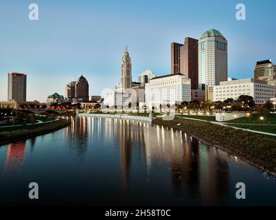 Dämmerungsaufnahme von Columbus, Ohio, von einem Punkt entlang des Scioto River. Originalbild aus Carol M. Highsmith’s America, Library of Congress Collection. Di Stockfoto