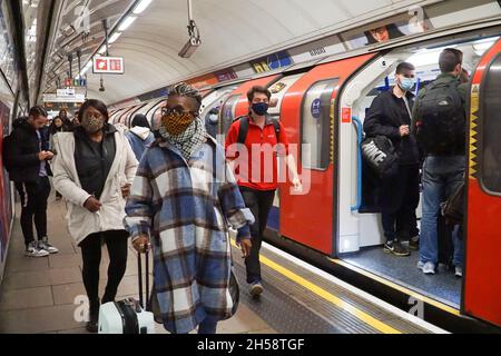 London, Großbritannien, 7. November 2021: Viele, aber nicht alle Passagiere der Londoner U-Bahn tragen Gesichtsmasken, um die Ausbreitung des Coronavirus zu reduzieren, während es in dem Land viele neue Covid-19-Fälle gibt. Die Transportvorschriften für London machen es obligatorisch, eine Gesichtsbedeckung zu tragen, es sei denn, sie sind medizinisch ausgenommen, aber die Regel wird weitgehend ignoriert. Anna Watson/Alamy Live News Stockfoto