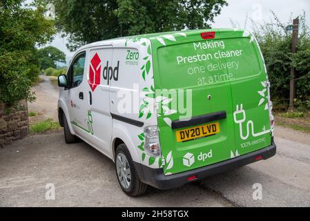 Nissan E-NV200 Elektro-Van fährt auf einer Landstraße und liefert Pakete für DPD Stockfoto