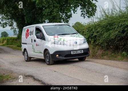 Nissan E-NV200 Elektro-Van fährt auf einer Landstraße und liefert Pakete für DPD Stockfoto