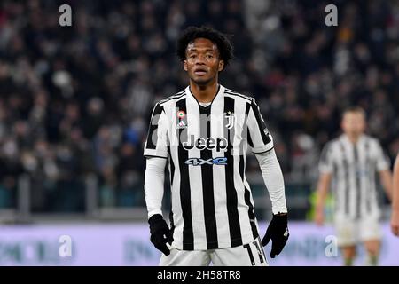 Turin, Italien. November 2021. Juan Cuadrado vom FC Juventus in Aktion während des Spiels der Serie A 2020/21 zwischen dem FC Juventus und ACF Fiorentina im Allianz-Stadion am 06. November 2021 in Turin, Italien Photo ReporterTorino Credit: Independent Photo Agency/Alamy Live News Stockfoto