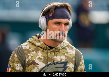 Philadelphia, USA. November 2021. Philadelphia, Pennsylvania, USA. November 2021. Philadelphia Eagles Quarterback Gardner Minshew (10) schaut vor dem NFL-Spiel zwischen den Los Angeles Chargers und den Philadelphia Eagles im Lincoln Financial Field in Philadelphia, Pennsylvania, auf. Christopher Szagola/CSM/Alamy Live News Credit: CAL Sport Media/Alamy Live News Stockfoto