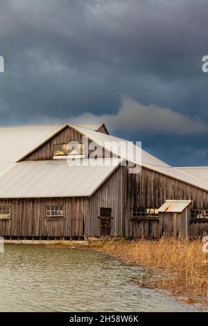 Teilansicht des Britannia Schiffswerfes vor einem bedrohlichen Himmel in Steveston British Columbia Kanada Stockfoto